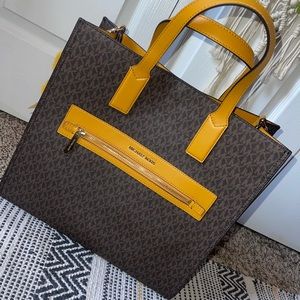 MICHAEL KORS KENLY LARGE LOGO TOTE